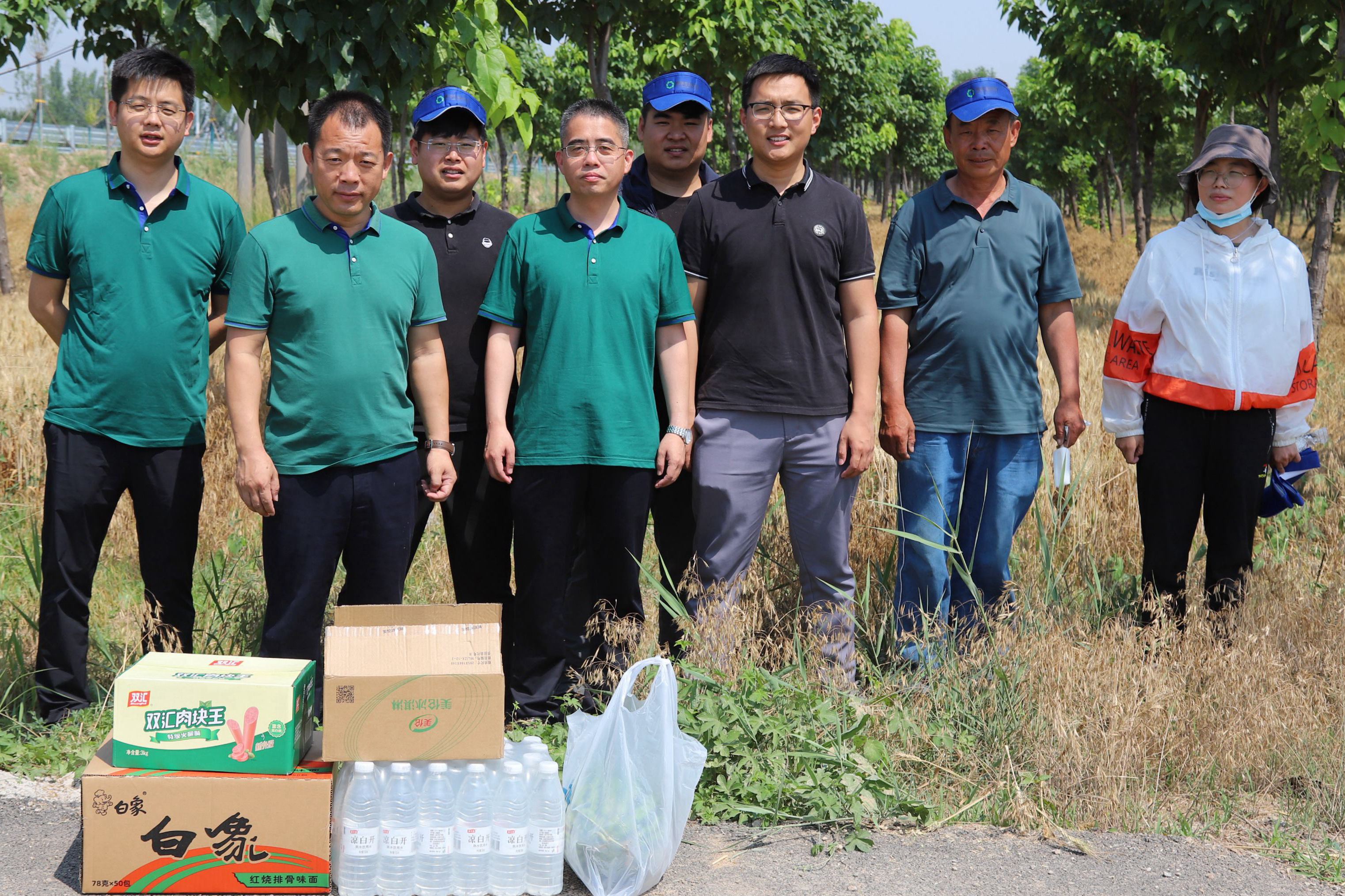 麥收一線送清涼，打贏搶收攻堅戰